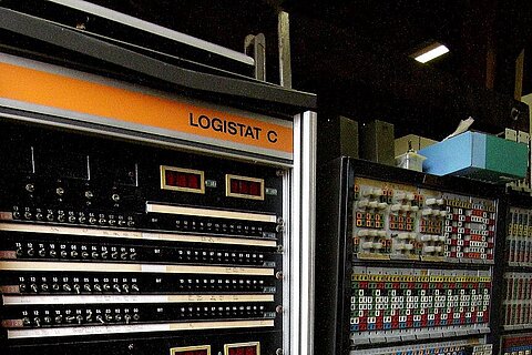 Automatikmuseum (Foto: Dieter Lange) Fotografie von zwei technischen Geräten im Automatikmuseum der HTWK Leipzig.