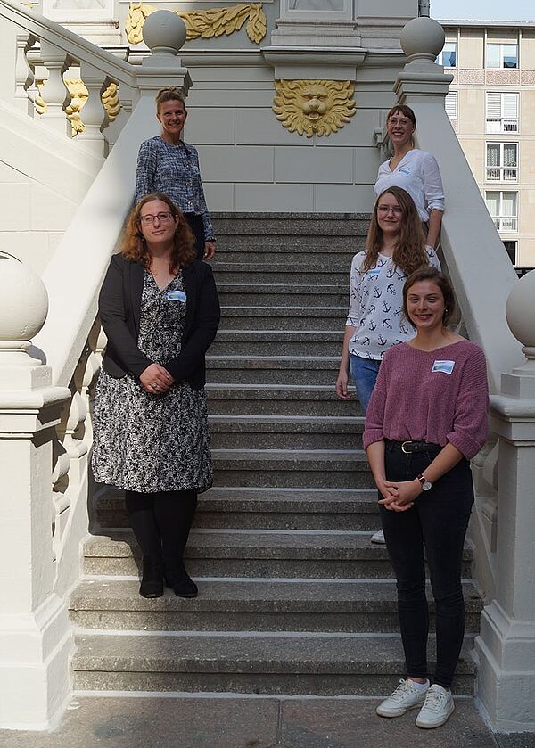 Hatten Freude am Mentoring-Programm: Die HTWKlerinnen Anne Krämer (u.r), Saskia Liske (u.l), Aileen Krause (m.r) Elisabeth Breitenstein(o.l) mit der zentralen Gleichstellungsbeauftragten, Prof.in Dr.in Cornelia Manger-Nestler (o.r) beim Abschluss in der Alten Handelsbörse. 