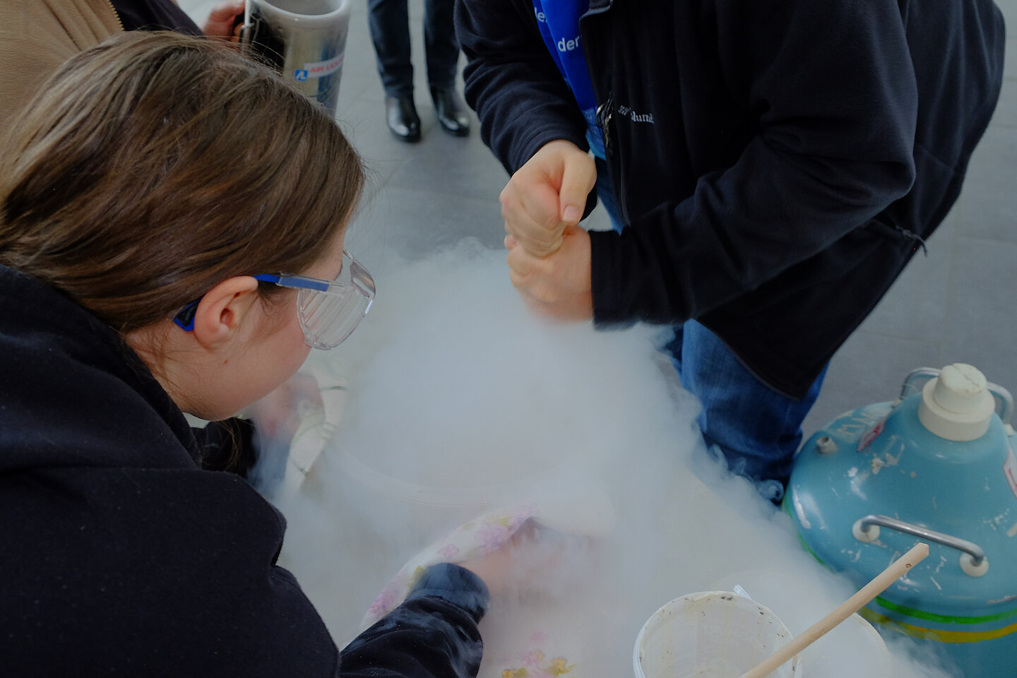 Eine Person schaut von oben auf einen Nebel auf einem Tisch