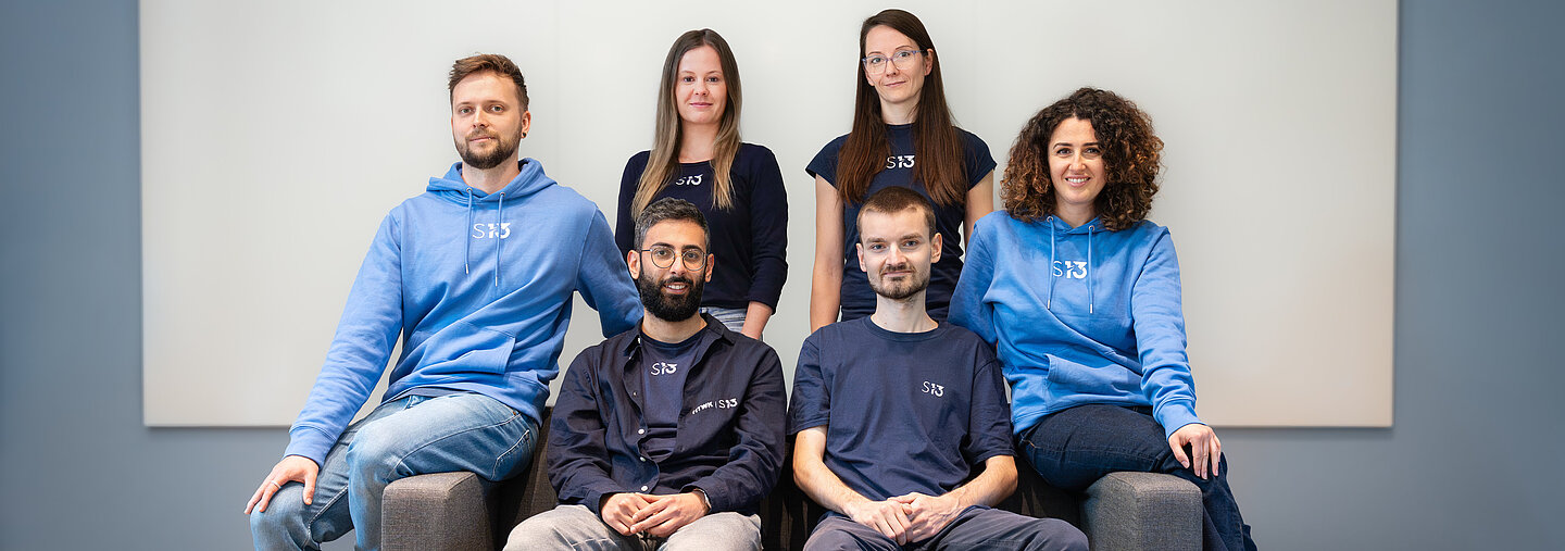 6 Personen sitzen auf einer Couch