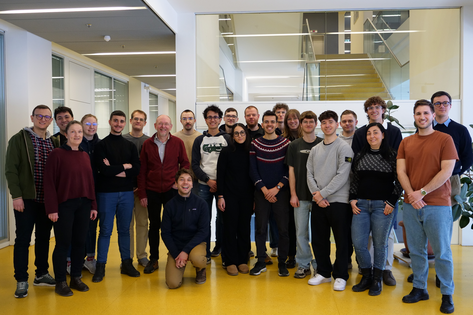 Gruppenfoto der Studierenden und Professoren 