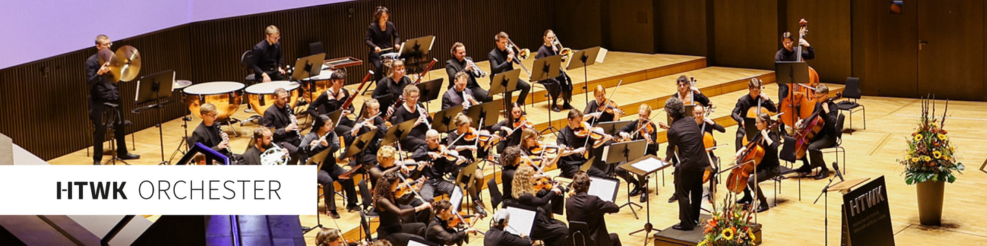 Musizierendes Orchester auf der Bühne des Gewandhaus zu Leipzig mit der Bildaufschrift "HTWK Orchester".
