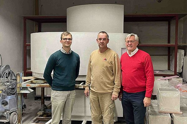 Bild 1: „Projektkonsortium mit Ludwig Hertwig M.Sc., Wissenschaftlicher Mitarbeiter am Institut für Betonbau, René Schneider, Geschäftsführer Schneider Kunstgestein GmbH und Prof. Dr.-Ing. Klaus Holschemacher, Direktor des Instituts für Betonbau.