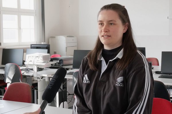 Charlotte Henning vom Redaktionsteam der Leipziger Lerche wird von floidTV interviewt.