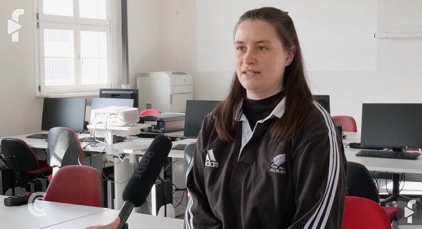 Charlotte Henning vom Redaktionsteam der Leipziger Lerche wird von floidTV interviewt.