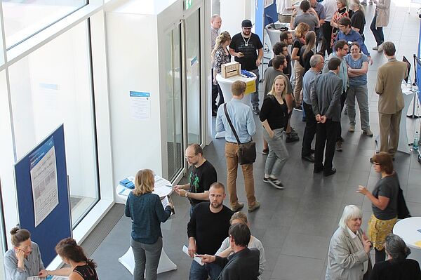 Im Foyer des Nieper-Baus stehen zahlreiche Teilnehmende der Veranstaltung „Lunch & Learn“