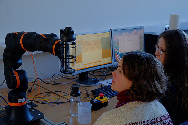 Schülerinnen, Computer, Robotik, Roboterarm