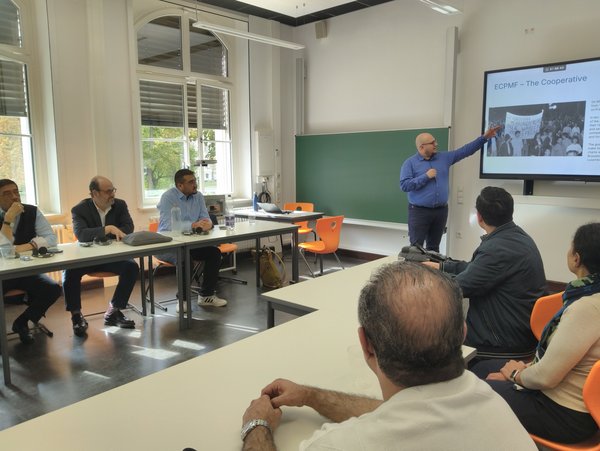Austausch im Medienzentrum der HTWK Leipzig. (Foto: Peter Lokk) Personen in Seminarraum lauschen Vortrag