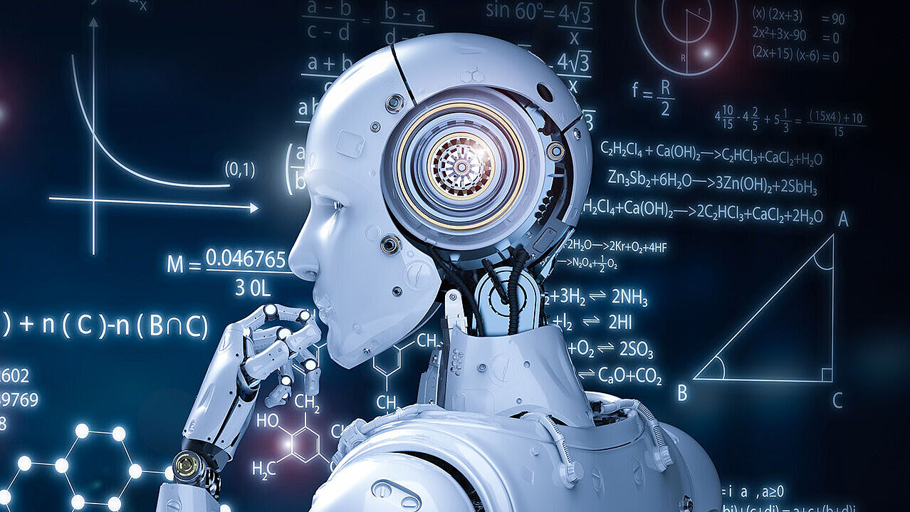 Humanioder Roboter vor einer Wand mit Formeln und Grafiken.