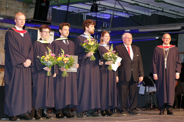 KARL-KOLLE-Preis: Graduierungsfeier 2023 Fakultät Ingenieurwissenschaften - Preisträger'innen und Dekan Prof. Stephan Schönfelder (ganz links), Prof. Winfried Pinninghoff Kuratoriumsvorsitzender KARL-KOLLE-Stiftung (2. von rechts), Prof. Mark Mietzner Rektor HTWK Leipzig (rechts) © Willi Schulze HTWK Leipzig