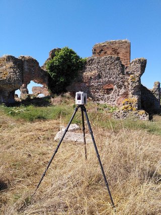 Die Villa Sette Bassi von Rom Laser scanner in front of an ancient wall in Rome