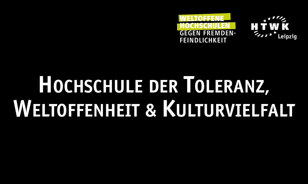 Schwarze Tafel mit der weißen Aufschrift: "Hochschule der Toleranz, Weltoffenheit und Toleranz"