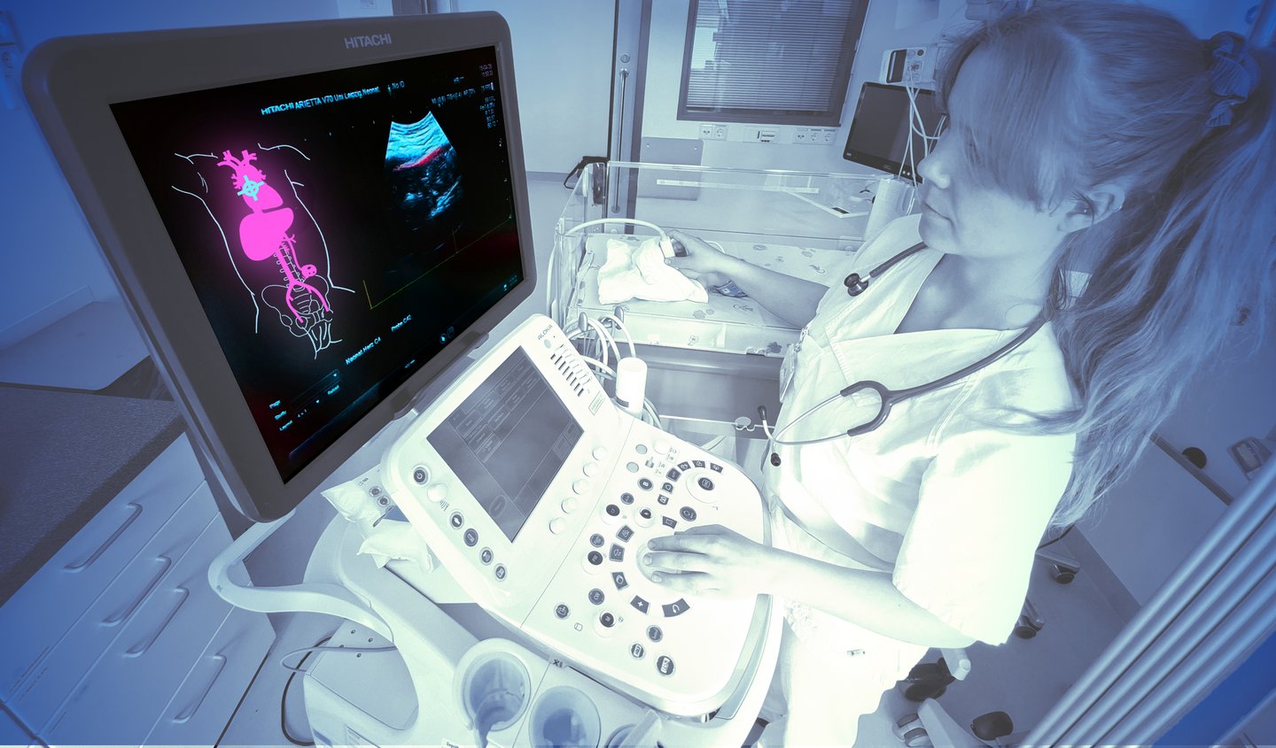Neonatologie_Projekt_Sallier_ICCAS junge Frau an medizinischem Gerät mit Monitor