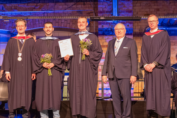 Gruppenfoto Preisträger halten Blumen in der Hand