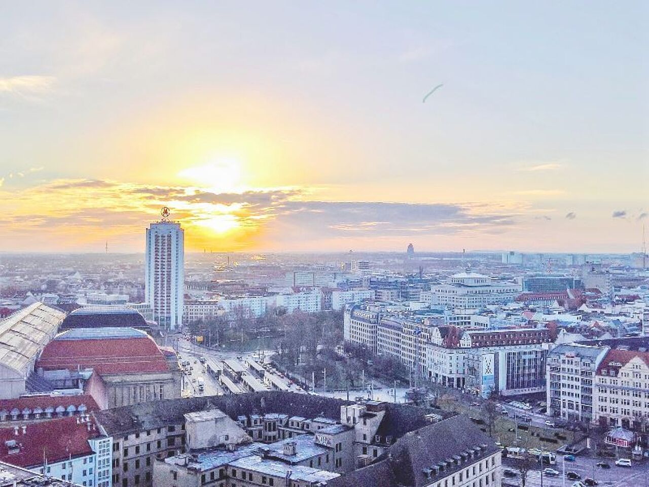 Leipzig von oben bei Sonnenuntergang.
