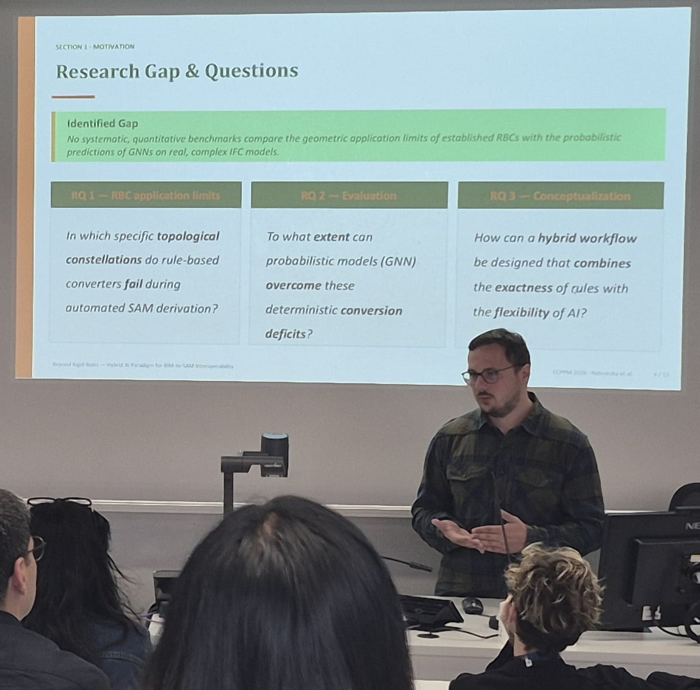 Dieses Bild zeigt Promotionsstudent Toni Nabrotzky auf der ECPPM in Cardiff während seiner Präsentation