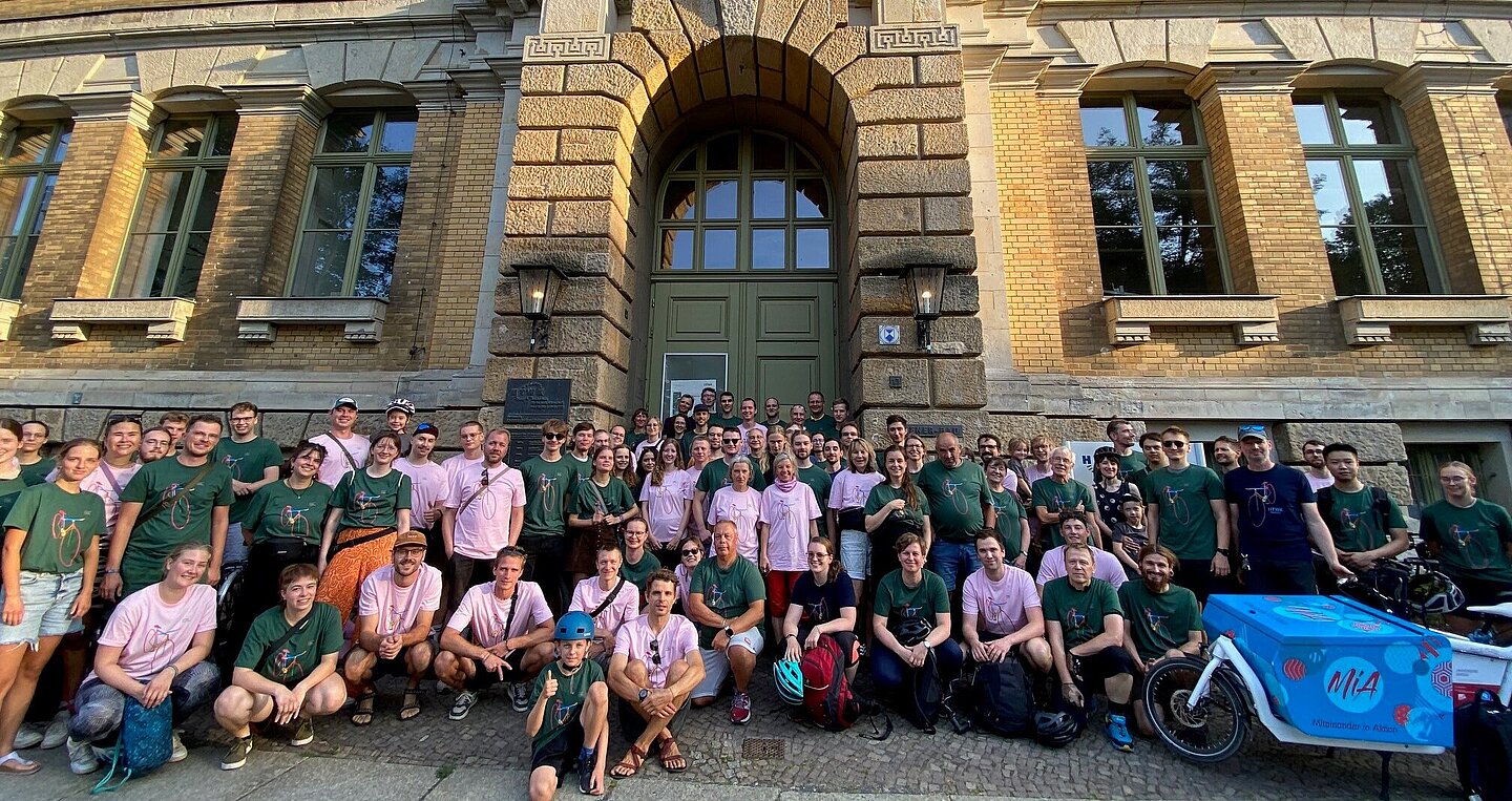 Auftakttreffen zur Leipziger Radnacht: Mitglieder der HTWK Leipzig warten neben ihren Fahrrädern in Team-Shirts im Clara-Zetkin-Park auf den Startschuss zur Radnacht 2024