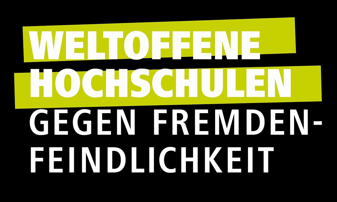 Logo der HRK-Initiative mit der weißen Aufschrift auf schwarzem Hintergrund: "Weltoffene Hochschulen - gegen Fremdenfeindlichkeit", wobei "Weltoffene Hochschulen" hellgrün hinterlegt ist