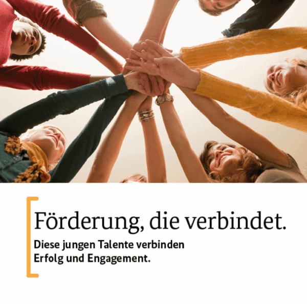 viele Hände fassen sich an