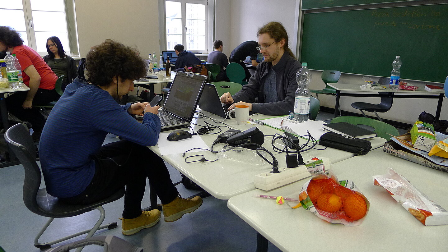 Rauchende Köpfe, Kohlehydrate und Vitamine – typische Bestandteile des „Leipzig Game Jam“. (Hier ein Bild von 2017; Foto: Klaus Bastian). Rauchende Köpfe, Kohlehydrate und Vitamine – typische Bestandteile des „Leipzig Game Jam“. (Hier ein Bild von 2017; Foto: Klaus Bastian).