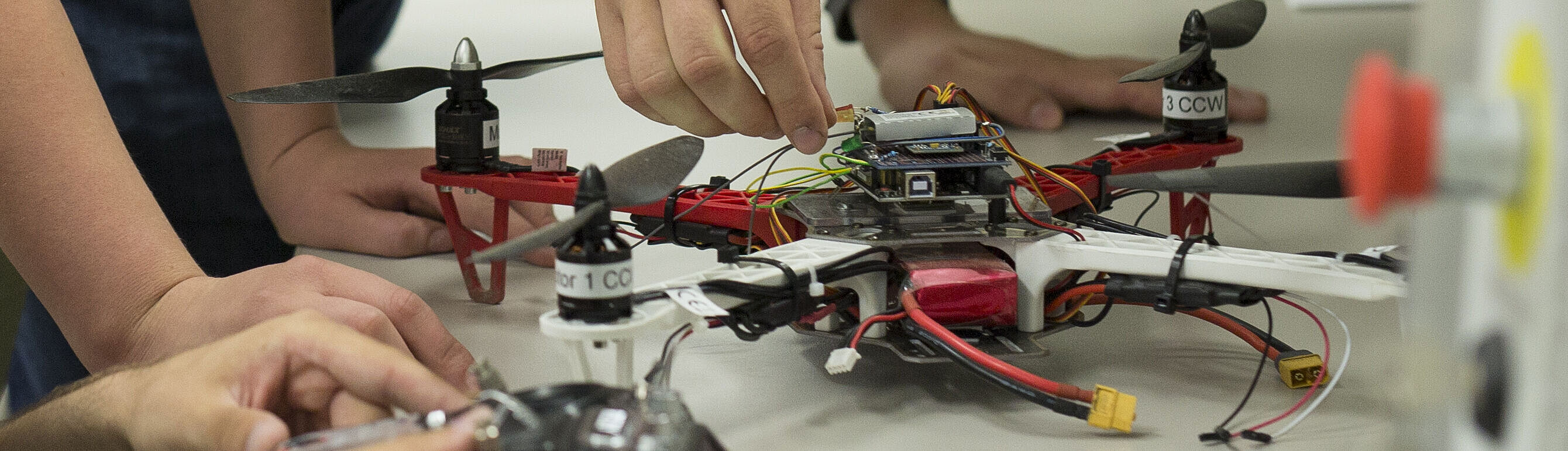 Labor der Fakultät EIT an der HTWK Leipzig mit einer Drohne