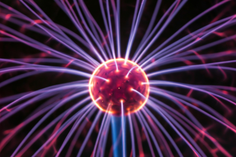 Leuchtender Ball mit Strahlen ausstrahlend (KI-generiert)