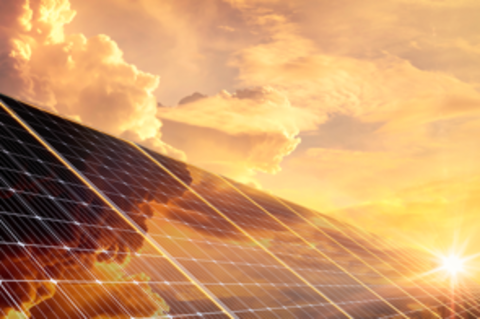 Nahaufnahme von Sonnenkollektoren bei Sonnenuntergang, KI-generiertes Bild