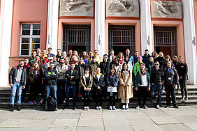 Austauschstudenten und Mentoren vor dem Lipsius Bau der HTWK Leipzig