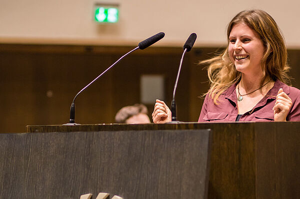Immafeier 2017: Ines Vorwerg (Foto: Robert Weinhold) Am Pult bei der Immatrikulationsfeier 2017 im Gewandhaus: Masterstudentin Ines Vorwerg