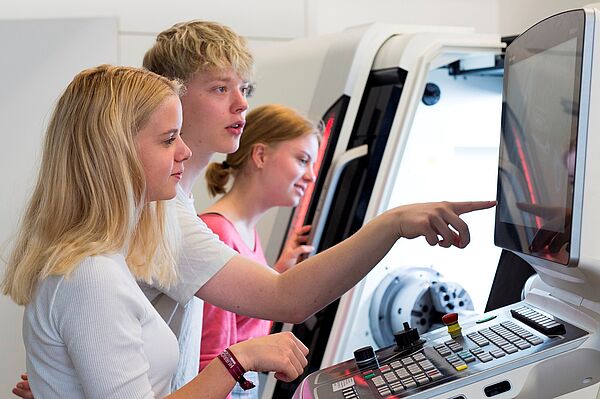 Schnuppern erwünscht! Am Tag der offenen Hochschultür können Besucherinnen und Besucher ausprobieren, wie sich Studieren anfühlt. (Foto: Lara Müller/HTWK Leipzig)