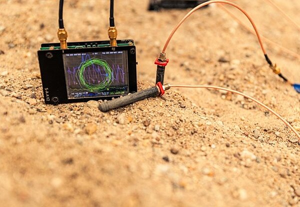 Wise-Net Antenne mit Kabeln liegt auf Sand