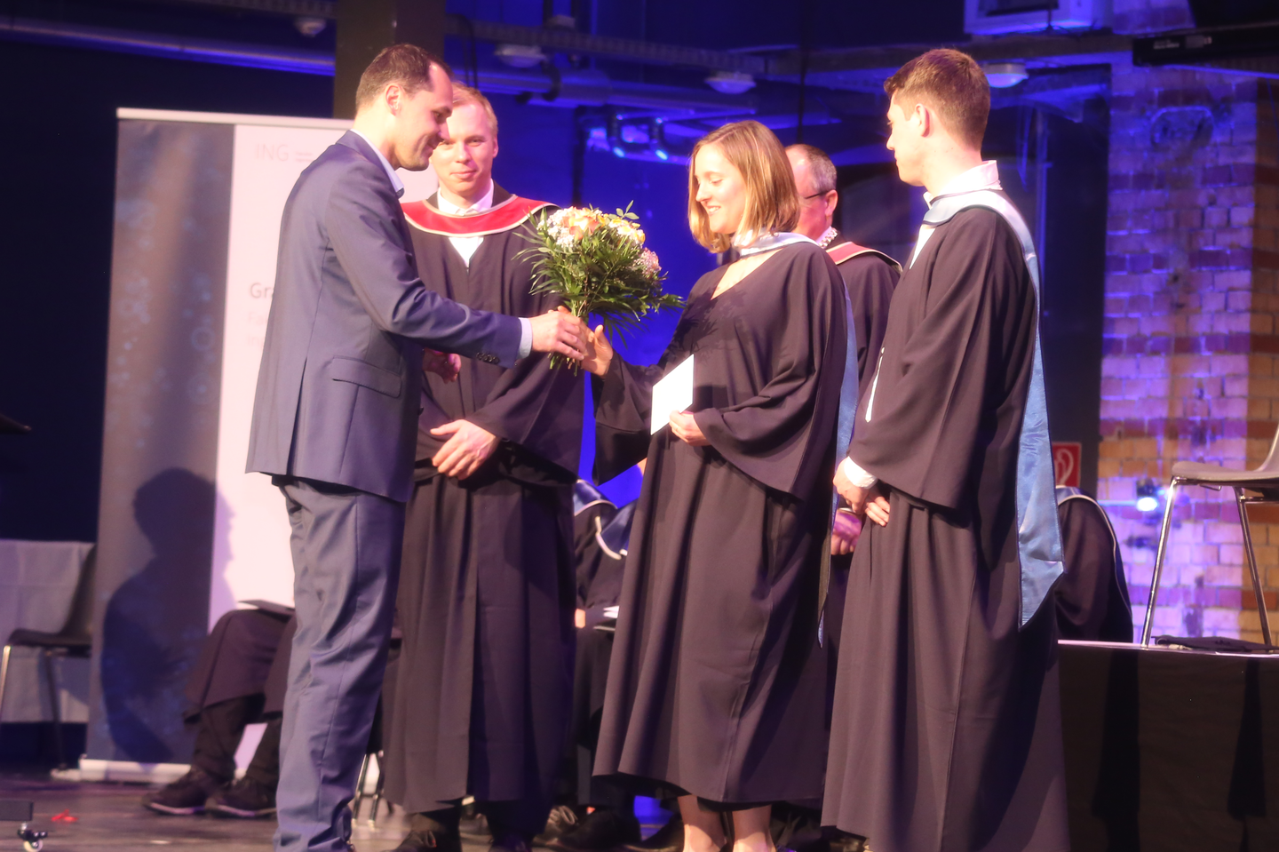 Leipziger Energiepreis: Graduierungsfeier 2023 Fakultät Ingenieurwissenschaften - Preisverleiher Jan Schubert Netz Leipzig GmbH (links), Dekan Prof. Stephan Schönfelder (2. von links), Preisträger'innen (rechts) © Richard HTWK Leipzig