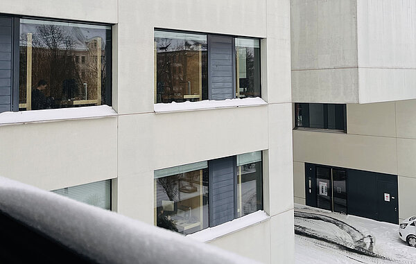 Blick auf die verschneite Hochschulbibliothek