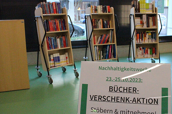 Zu verschenkende Bücher im Bibliotheksfoyer