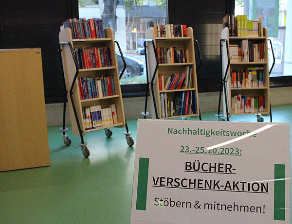 Zu verschenkende Bücher im Bibliotheksfoyer