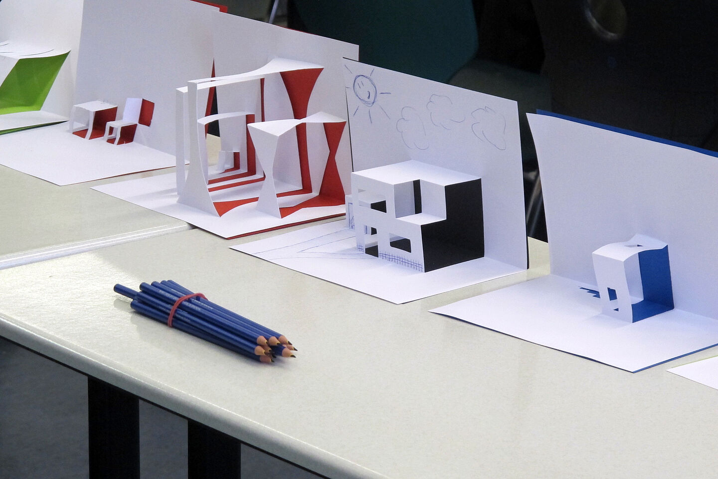 Schüler und Schülerinnen bei der Ferienhochschule Architektonisch inspirierte Pop-Up-Karten der Schülerinnen und Schüler