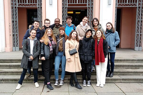 Gruppenbild internationaler Studierender vor HTWK Leipzig