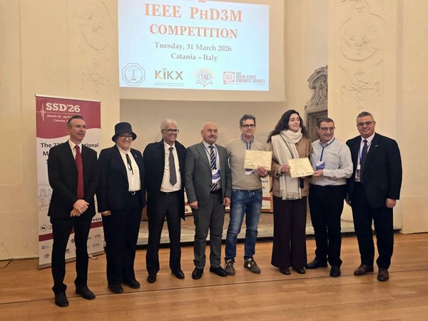 Gruppenbild 8 Personen stehen für ein Gruppenbild nebeneinander auf der Bühne