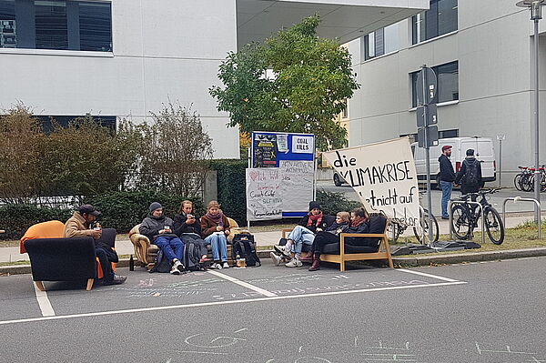 Leute sitzen auf Sofas auf Straße