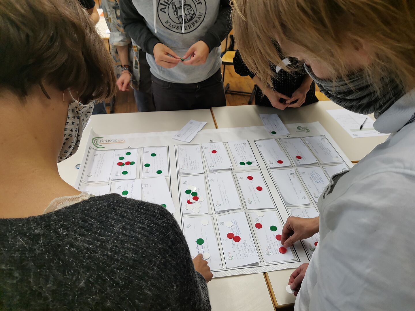 Einige der Teilnehmenden beim Bearbeiten eines Planspielelements