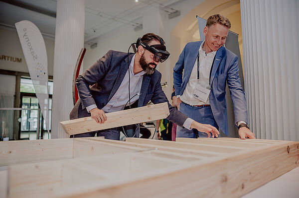 Offenes Regierungsviertel 2022 im SMWK Wissenschaftsminister Sebastian Gemkow lässt sich von HTWK-Professor Alexander Stahr zeigen, wie Augmented Reality die Montage von Holztragwerken vereinfacht.
