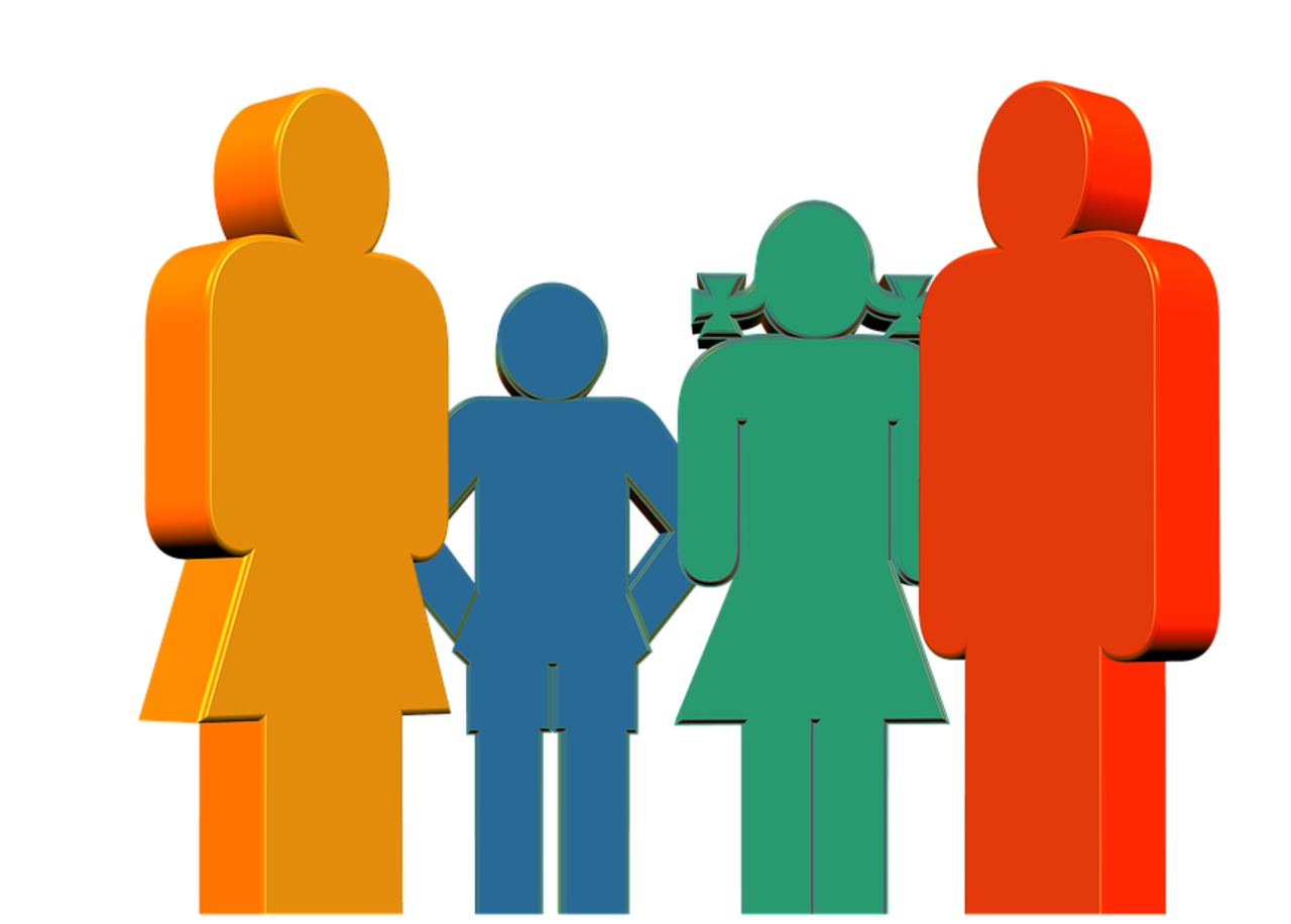 Es sind vier grafische Männchen zu sehen, welche Mutter, Vater, Tochter und Sohn darstellen. Alle haben eine unterschiedliche Farbe.