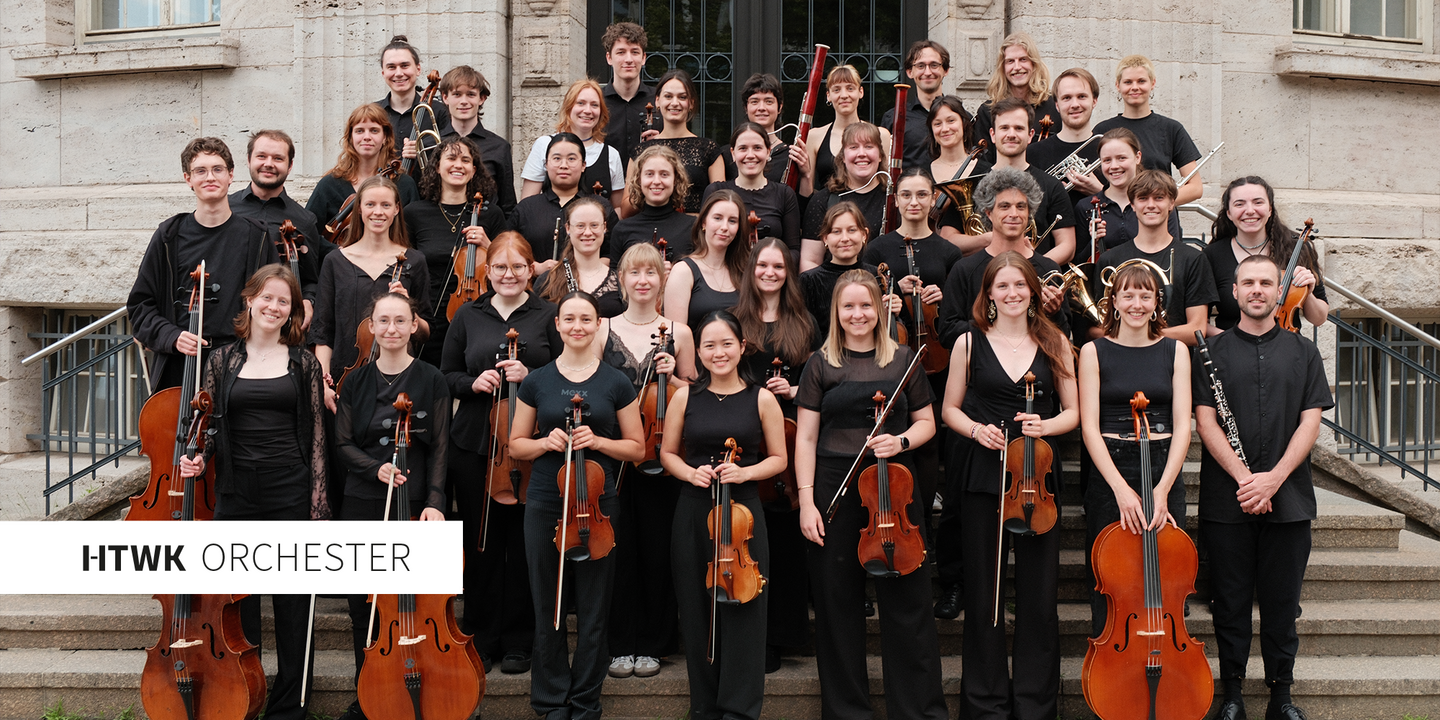 Gruppenbild des Orchesters mit circa 40 Personen und ihren Instrumenten auf der Eingangstreppe eines HTWK-Gebäudes.