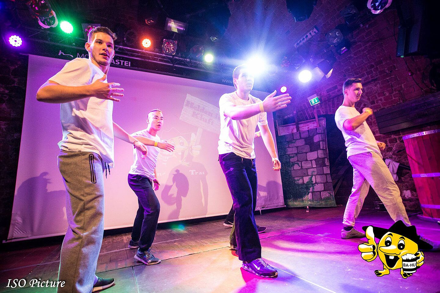 Männertanz (Foto: Philipp Knauer) Fünf Jungs des Ba-Hu Elferrates tanzen zu "Tearin Up My Heart".