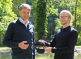 Zwei Forscher halten eine VR-Brille
