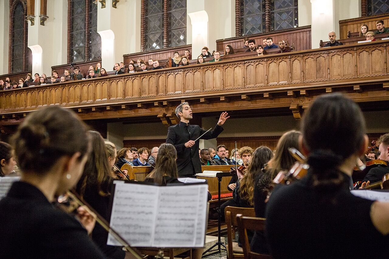 Manuel Durao und das HTWK Orchester. (Foto: Robert Weinhold/HTWK Leipzig)