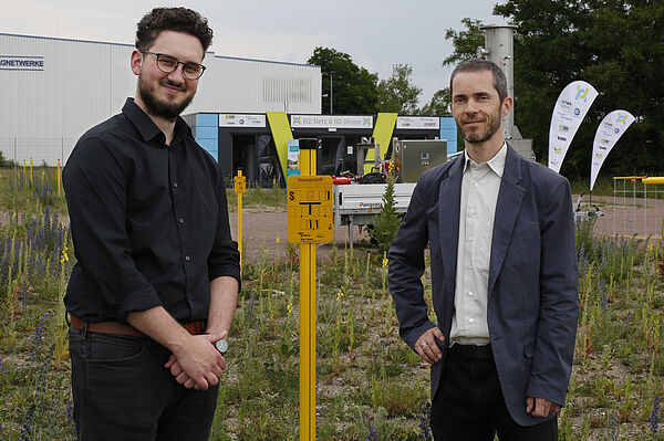 Forschung im Wasserstoffdorf: Robin Pischko, wissenschaftlicher Mitarbeiter an der Fakultät Ingenieurwissenschaften und Prof. Dr. Robert Huhn, Professor für Gas- und Wärmenetze (Bild: HTWK Leipzig)