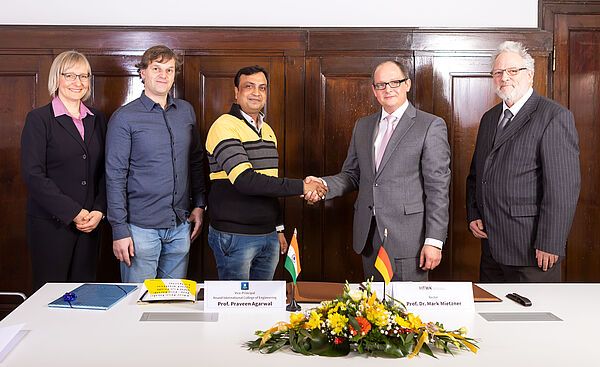 HTWK Leipzig unterzeichnet Kooperationsvereinbarung mit dem ANAND International College of Engineering Der Rektor der HTWK Leipzig schüttelt dem Vice Principal der AICE die Hand