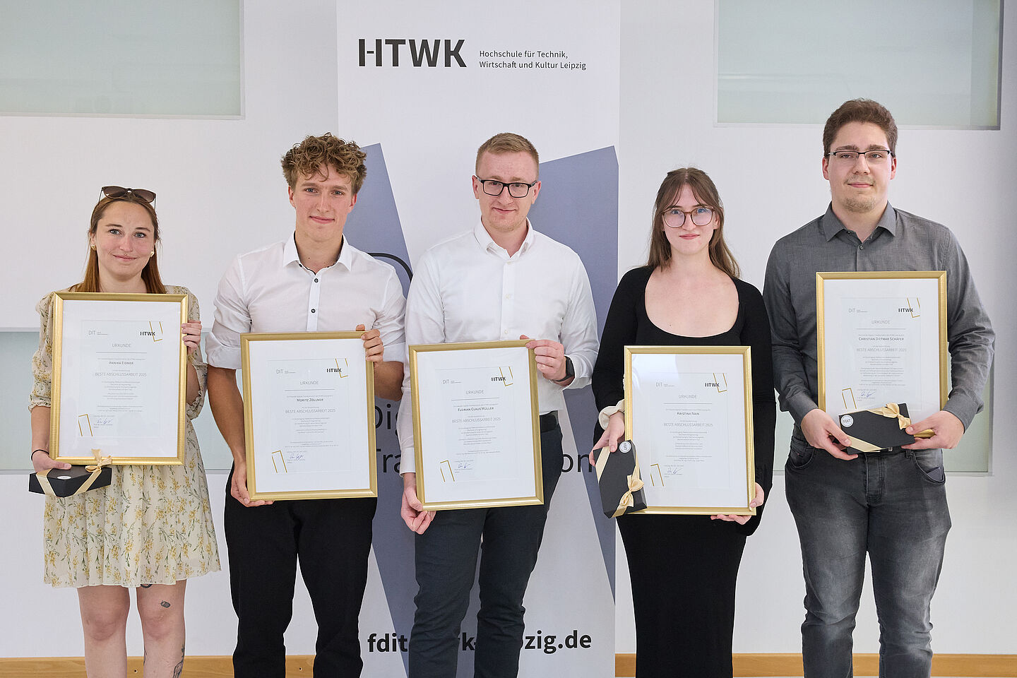 Studierende erhalten Auszeichnungsurkunden für die beste Abschlussarbeit
