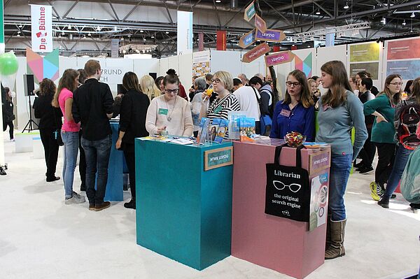 Ein Messestand mit vielen Besucherinnen und Besuchern